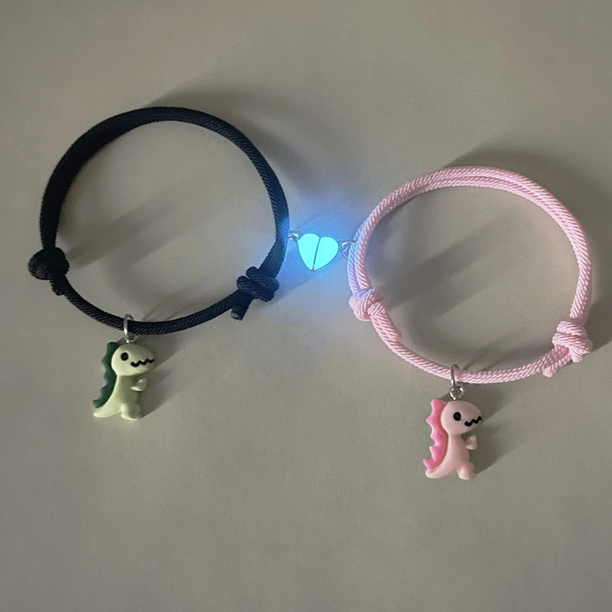 Kit 2 Pulseiras de Casal Fofo + Brilha no Escuro ✨